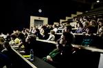 Deltagelse. Der er behov for flere, der tager aktivt stilling og stemmer på de lister, der både varetager de studerende, samfundet og universitetets interesser bedst. 