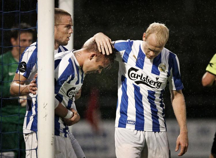 AVS. Da Marcus Pedersen (i midten) scorede til 2-0, slog han armen, men han kunne fortsætte sammen med Espen Ruud (tv.) og Hans henrik Andreasen (th.) - og scorede endnu en gang. 