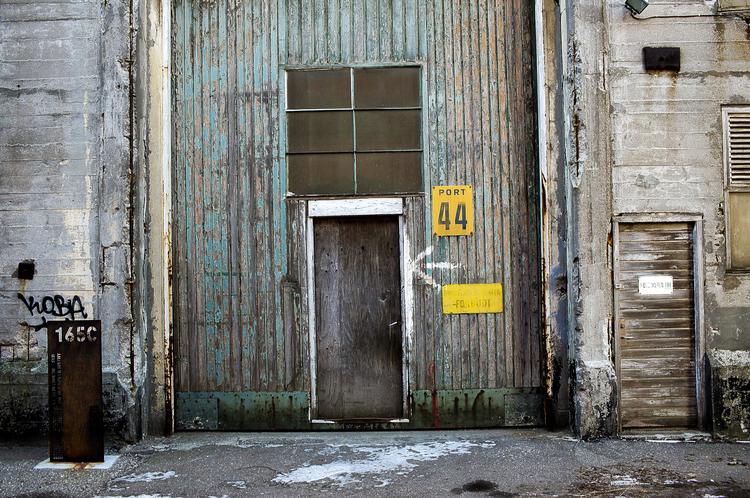 Anarki. Refshaleøen er et af de sidste områder langs Københavns Havn, hvor planlægningen og pænheden endnu ikke har indfundet sig. 