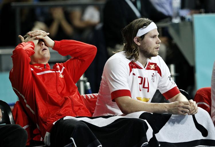 Nedtur. Der var afklapsning af den grimme slags, da Danmark i går tabte til Spanien i VM-finalen. Det er de spanske aviser ikke for fine til at nævne. 
