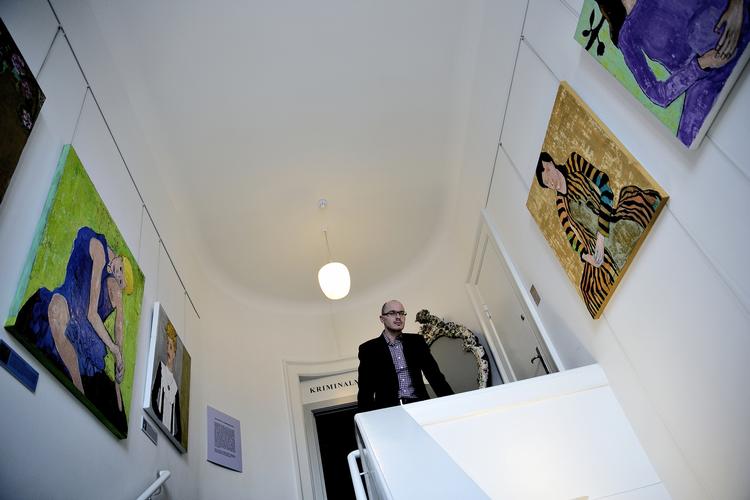 Kvindedrab. Det er kun tre år siden, at en af kvinderne på portrætterne blev myrdet. Det er alt for tæt på, har flere kritikere af udstillingen 'Kvindedrab - In Memoriam' påpeget. 