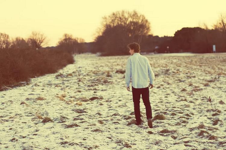 Skævt. Personlige stemmer er altid en mangelvare, men Jonathan Schultz presser og vrider på 'Céline' sin stemme til en helt egen facon. 