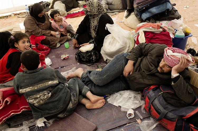 Tæt. De fleste flygtninge i Zaatari-lejren er børnefamilier, og mange er  flygtet med hjælp fra oprørshæren,  fortæller de. Oprørssoldaterne selv er  også til stede i lejren. 