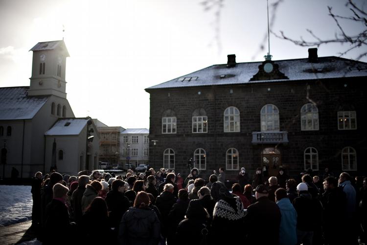 Optur. Det går godt i Island efter det store kollaps i 2008. Imponerende godt faktisk, og dagens dom er endnu et skridt på vejen mod en rask økonomi. Her er det en gruppe kristne, der demonstrerer og beder for Islands økonomi foran Altinget i Reykjavik i marts 2010. 