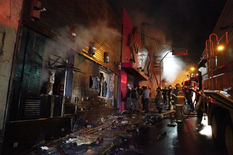 Brand. En brand brød ud Kiss Club i Santa Maria, mens et band spillede på scenen, og flere hundrede gæster festede. Flere end 233 omkom i branden. 