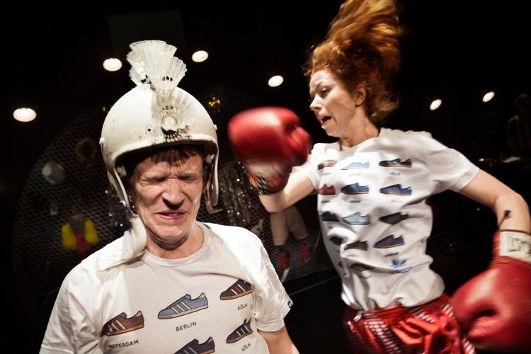 Scene. 'Body Blær - let's get physical' er titlen på den nye forestilling, der får premiere på Det Kgl. Teater på fredag. 