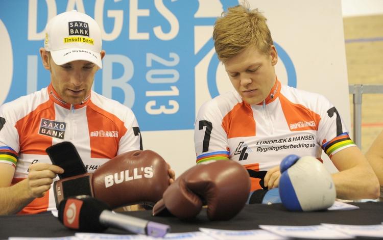 Kampklar. Michael Mørkøv og Lasse Norman får lørdag aften selskab af boksere i arenaen i Ballerup, hvor der ud over cykelløb også  er tre  boksekampe på programmet. 