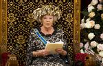 Overlevering. Så er det tilsyneladende tid for dronning Beatrix at give faklen videre. 