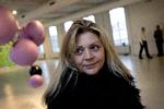 PÅ UDKIG. En dag dukker kærligheden vel op. Det kunne være her i Brandts i Odense, hvor Gitte Henningsen har deltaget i en datingevent. »Jeg håber da at møde den mand, som jeg skal være sammen med resten af mit liv«, fortæller den 39-årige kvinde. Foto: Finn Frandsen 