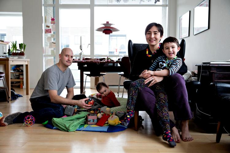 Tilflyttere. Den unge familie  af amerikanere har slået sig ned i Danmark, men mødet med danskerne  er ikke gået så let som håbet. Det  er svært at få job uden netværk, og danskernes forhold til udlændinge skuffer parret. 