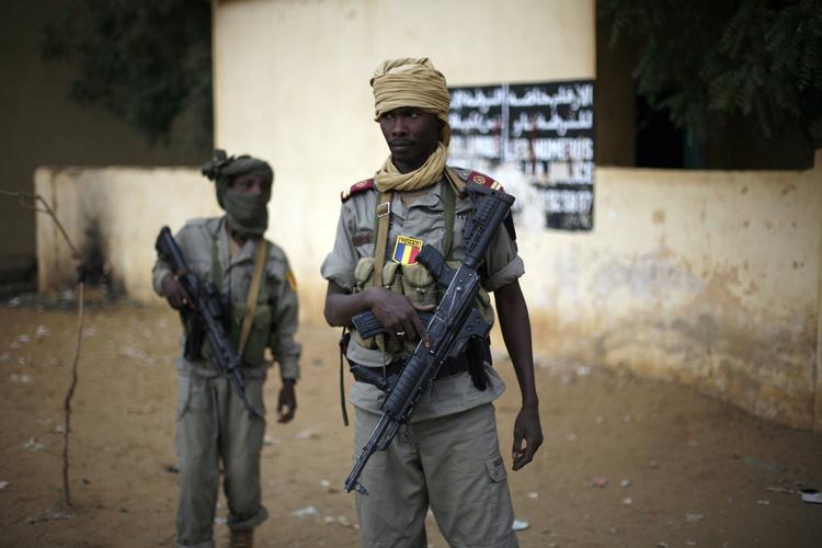 Vagt. En soldat fra Tchad patruljerer en gade i byen Gao i Mali. Engelske tropper ser ud til at skulle træne de vestafrikanske i kampen mod islamister. 