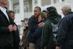 Hjælp. Præsident Barack Obama var personligt ude for at trøste ofrene for Sandy. Nu mangler kun hans underskrift for, at al den økonomiske hjælp fra Washington kan blive sendt ud. 
