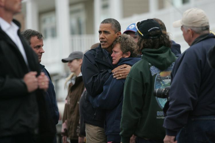 Hjælp. Præsident Barack Obama var personligt ude for at trøste ofrene for Sandy. Nu mangler kun hans underskrift for, at al den økonomiske hjælp fra Washington kan blive sendt ud. 