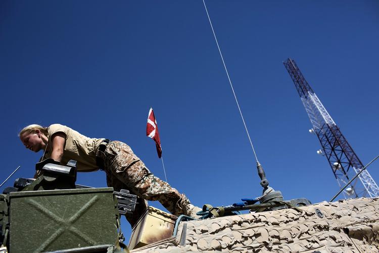 Færdigt. En dansk soldat befinder sig på køretøjet Eagle-4 i Camp Price i Helmand. Hun og kollegerne skal snart gøre klar til at afslutte en krig, som når at vare 12 år. 