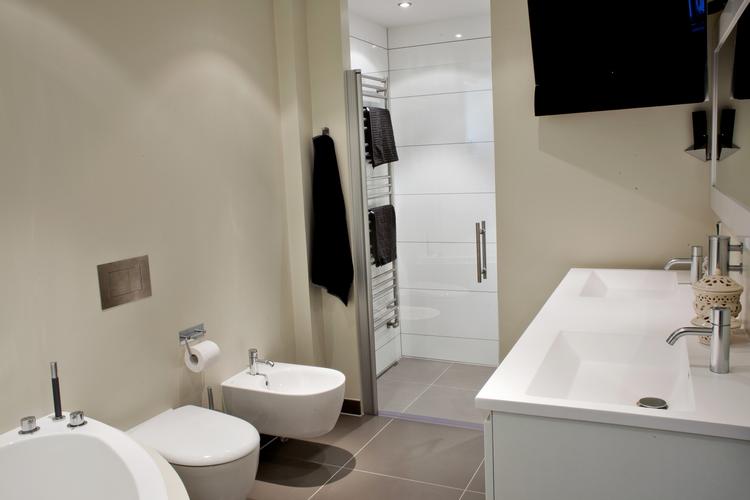 Blankpoleret. Vejen til rene fliser kan være sej, hvis man både er plaget af kalk og svamp. Få husmoderens tips til den nemmeste udvej. 