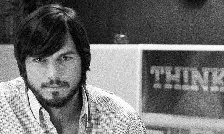 Film. Ashton Kutcher spiller rollen som Steve Jobs i filmen om Apple-grundlæggeren. 