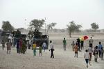 Befrielse. Vestlige journalister har svært ved at operere i Timbuktu. Den franske hær har offentliggjort dette billede af soldater, der ruller ind i den berømte by. 