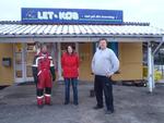 Sammenhold. Til højre ses købmand Sonny Dyreborg,  med to lokale kunder fra butikken. Han er en lettet mand. For beboerne på Strynø har stiftet en forening, og skaffet 750.000 kroner til bevarelse af købmandsbutikken. 
