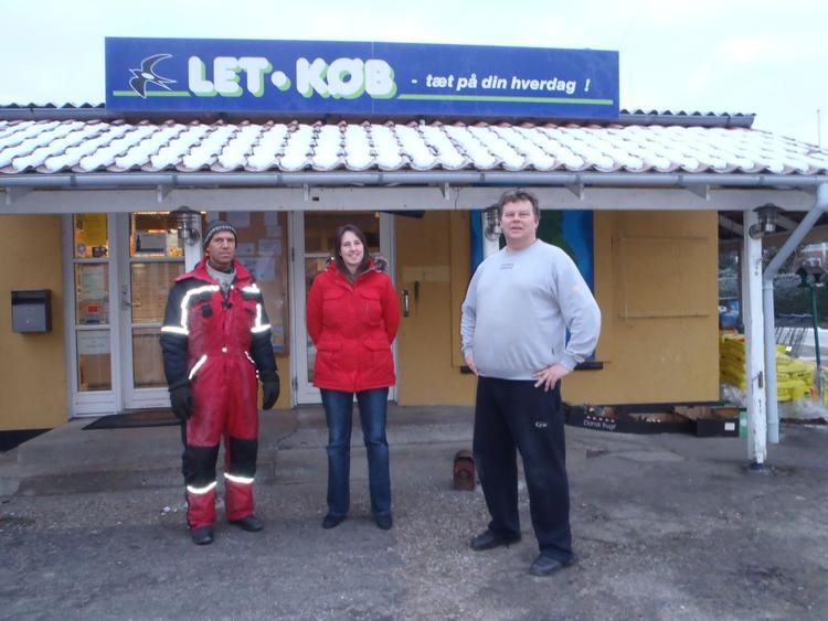 Sammenhold. Til højre ses købmand Sonny Dyreborg,  med to lokale kunder fra butikken. Han er en lettet mand. For beboerne på Strynø har stiftet en forening, og skaffet 750.000 kroner til bevarelse af købmandsbutikken. 