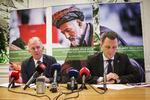 Tilbagetrækning. Regeringen har flertal for sin 'Afghanistan-plan', der skal sikre dansk tilbagetrækning fra Afghanistan over de næste to år. På billedet kommenterer udenrigsminister Villy Søvndal (SF) (til venstre) og forsvarsminister Nick Hækkerup (S) den nye strategi. 