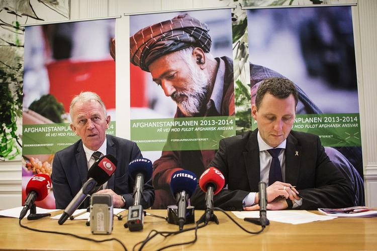 Tilbagetrækning. Regeringen har flertal for sin 'Afghanistan-plan', der skal sikre dansk tilbagetrækning fra Afghanistan over de næste to år. På billedet kommenterer udenrigsminister Villy Søvndal (SF) (til venstre) og forsvarsminister Nick Hækkerup (S) den nye strategi. 