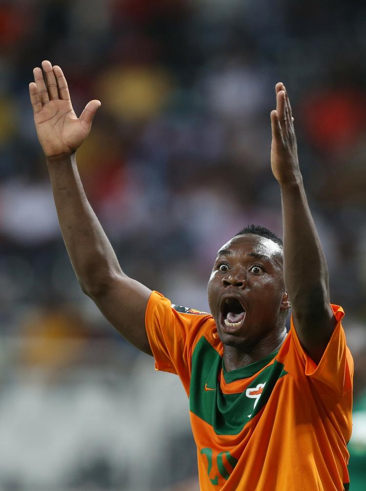 utroligt! Zambias Emmanuel Mayuka er ikke helt tilfreds med spillets forløb mod Burkina Faso. 