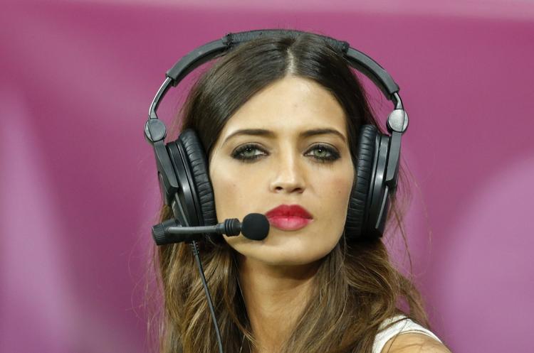 træner-lede. Den spanske tv-journalist Sara Carbonero, der er kæreste med Real Madrids anfører Iker Casillas, afslører splid i klubben. 