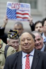 discount. John A. Catsimatidis sagde i går, da han annoncerede sit kandidatur, at hans kone havde købt hans jakkesæt, og at det kun havde kostet 100 dollar, mens New  Yorks nuværende borgmester, Michael Bloomberg, ekviperer sig med 5.000 dollar-jakkesæt. 