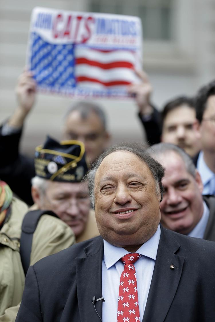 discount. John A. Catsimatidis sagde i går, da han annoncerede sit kandidatur, at hans kone havde købt hans jakkesæt, og at det kun havde kostet 100 dollar, mens New  Yorks nuværende borgmester, Michael Bloomberg, ekviperer sig med 5.000 dollar-jakkesæt. 