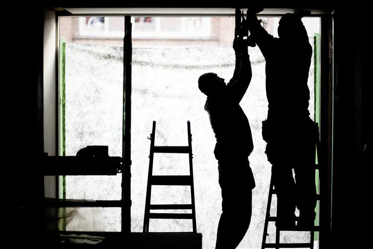 Illegalt. Den mest udbredte måde at omgås reglerne på er sort arbejde. Ifølge Rockwool Fonden er hele 80 procent af befolkningen involveret. Enten som dem, der udfører arbejdet eller dem, der bestiller det. 