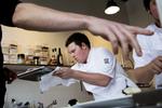 Koncentration. Sådan så Jeppe Foldager ud, da han øverde sig til Bocuse d'Or i sit hjemmebanekøkken. 