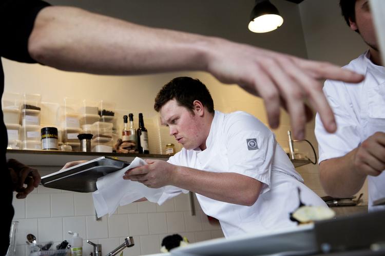 Koncentration. Sådan så Jeppe Foldager ud, da han øverde sig til Bocuse d'Or i sit hjemmebanekøkken. 