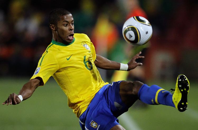 Rutineret. Bastos har spillet 10 landskampe. Ved VM i 2010 spillede han samtlige Brasiliens fem kampe fra start. 