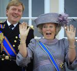 Arvefølge. Dronning Beatrixoverdrager om nøjagtigt tre måneder den hollandske trone til sin søn, kronprins Willem-Alexander (tv.) 