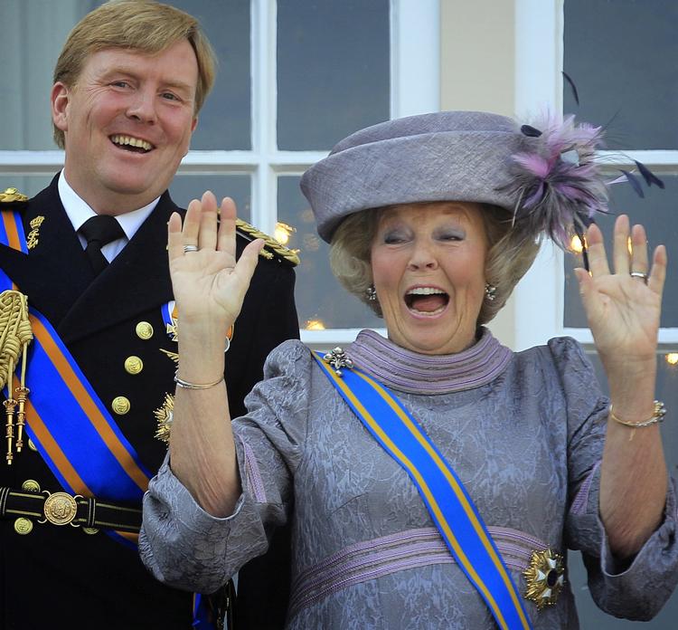 Arvefølge. Dronning Beatrixoverdrager om nøjagtigt tre måneder den hollandske trone til sin søn, kronprins Willem-Alexander (tv.) 