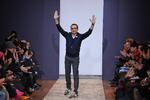 MODEUGE. »Alle kommer til modebyerne Milano, Paris og New York. Og hvorfor egentlig det?«, siger den parisiske modeskaber Sacha Walckhoff fra modehuset Christian Lacroix. I sidste uge præsentere han sin herrekollektion i Paris (billedet) - nu er han i København. 