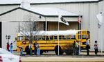 Skolebus. Et nyt skolerelateret skyderi skete i nat i Dale County, Alabama. Denne gang var det en skolebus, der dannede ramme om skuddramaet, og gerningsmanden har taget et barn som gidsel. 