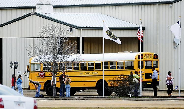 Skolebus. Et nyt skolerelateret skyderi skete i nat i Dale County, Alabama. Denne gang var det en skolebus, der dannede ramme om skuddramaet, og gerningsmanden har taget et barn som gidsel. 