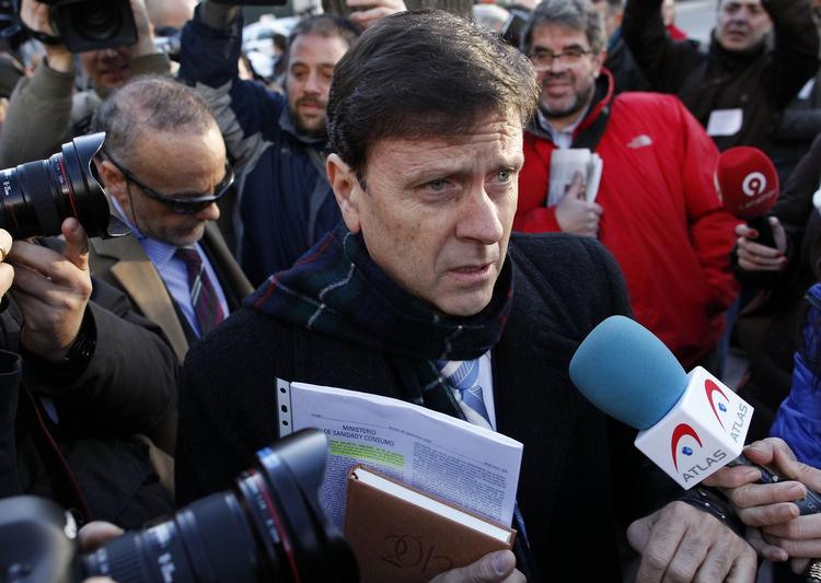 dopinglæge. Eufemiano Fuentes (midt) bliver omringet af journalister og fotografer hver gang, han kommer til retsbygningen i Madrid. 