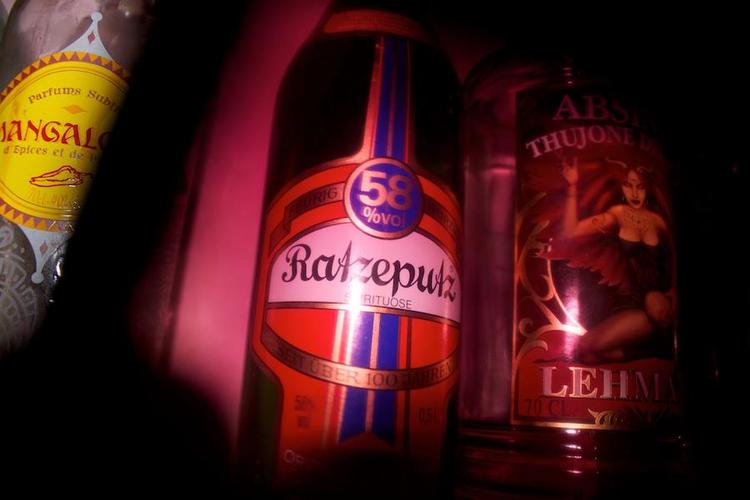 Bar. Lørdag kan man købe en VIP (Vælter I Pilsnere)-indgang til støttefest for Vibes Apotek, som inkluderer 10 øl. 