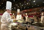 Bedømt. Den danske kok Jeppe Foldagers fiskeret er nu blevet bedømt i konkurrencen Bocuse d'Or. Herefter er det hans kødret, der skal foran dommerne. 