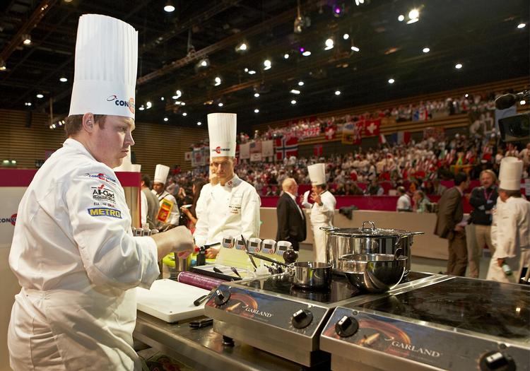Bedømt. Den danske kok Jeppe Foldagers fiskeret er nu blevet bedømt i konkurrencen Bocuse d'Or. Herefter er det hans kødret, der skal foran dommerne. 