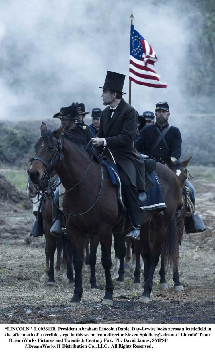 Lewis/Lincoln. Daniel Day-Lewis er Oscar-nomineret for sin rolle som Abraham Lincoln. En af hans bedste præstationer, ifølge Politikens anmelder 