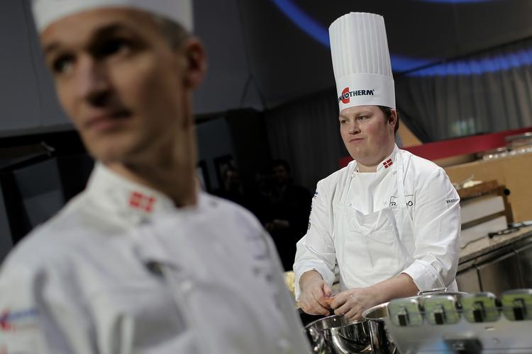 Træneren. Jakob de Neergaard, forrest, har selv været køkkenchef på Søllerød Kro. I de seneste måneder har han trænet menuen til Bocuse-konkurrencen med Jeppe Foldager og hans assistent. 