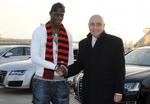 VELKOMMEN. Mario Balotelli vil have fansene til at elske sig, sagde han i forbindelse med mødet med AC Milans viceræsident, Adriano Galliani. 