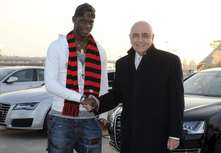 VELKOMMEN. Mario Balotelli vil have fansene til at elske sig, sagde han i forbindelse med mødet med AC Milans viceræsident, Adriano Galliani. 