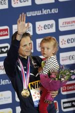 FARVEL. Datteren Manon var med på sejrsskamlen, da Laure Manaudou i december vandt EM-guld i 50 meter rygcrawl. 