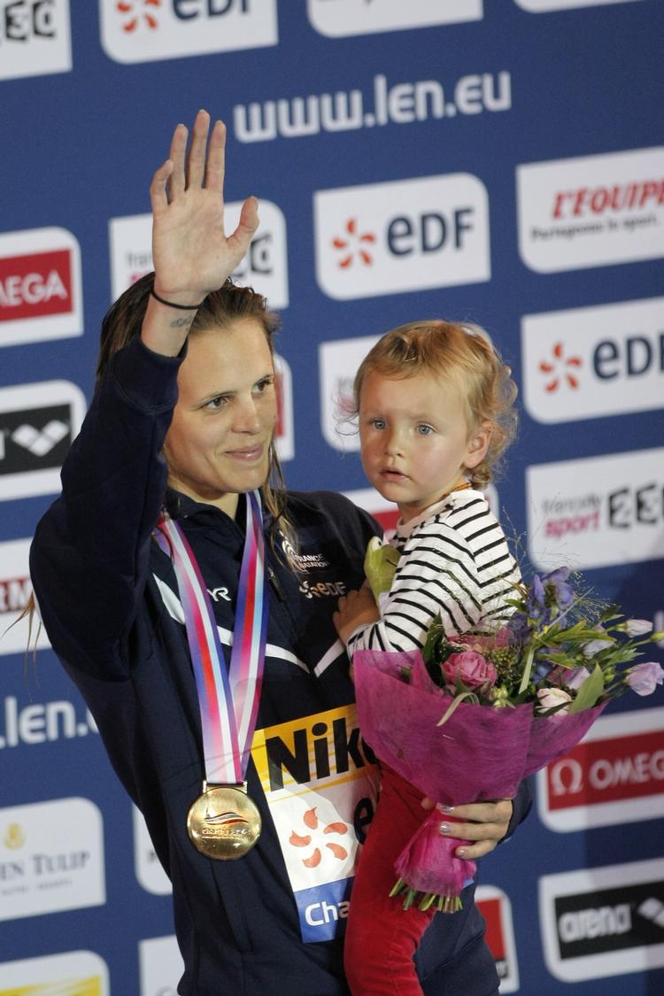 FARVEL. Datteren Manon var med på sejrsskamlen, da Laure Manaudou i december vandt EM-guld i 50 meter rygcrawl. 