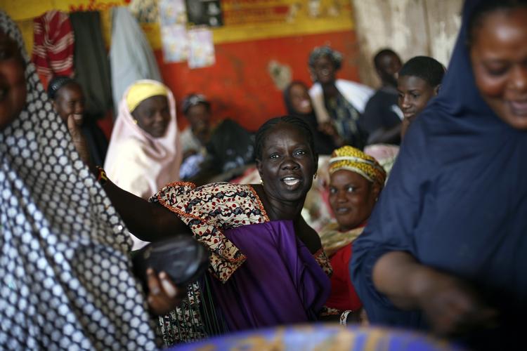 Frihed. En malisk kvinde fjerner glad det slør, hun har været tvunget til at bære, siden islamister indtog byen Gao i Mali for snart 10 måneder siden. 