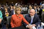 Våbenappel. Gabrielle Gifford talte med lav og usikker stemme ved våbenhøring i dag. Hun har stadig mén, efter hun for to år siden blev ramt af skud i hovedet. 